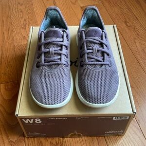 Lightly worn Women’s Allbirds Tree Runners fig and white size 8 in box